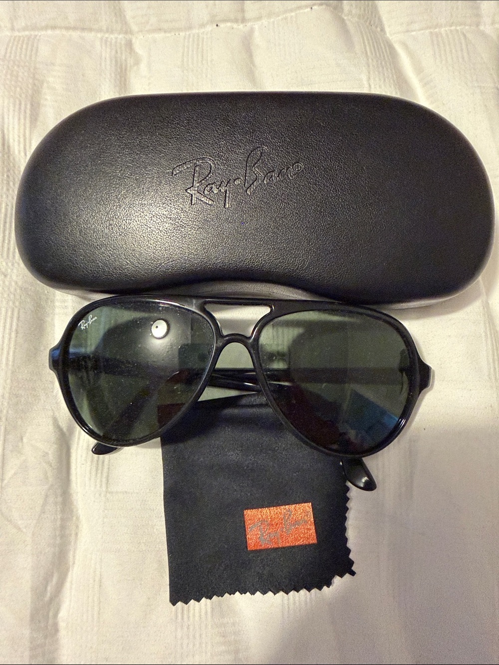 Ray-Ban Black Aviator Cats 5000 Sunglasses with Dark Green Lenses and Black Case